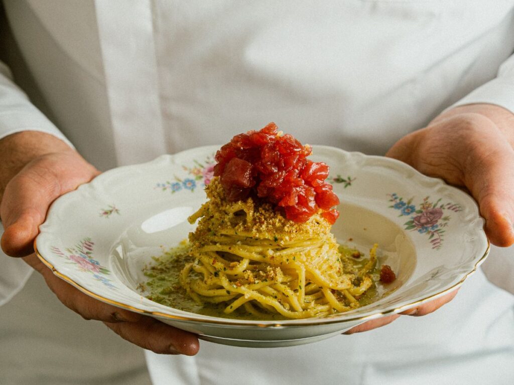 Il signature di Essenza: spaghetto aglio, olio, peperoncino, pane croccante e tartare tonno rosso